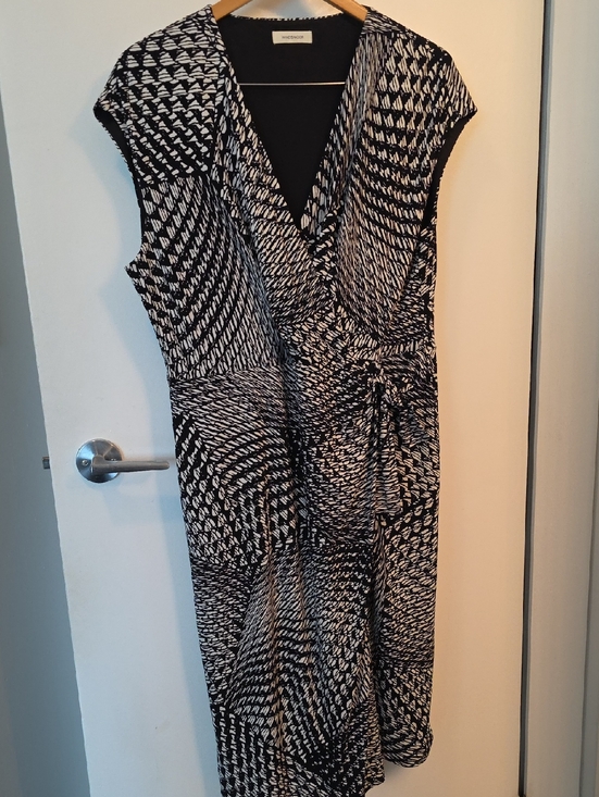 Windsmoor Dresses & Skirts - Windsmoor Black & White Geometric Wrap Midi Dress